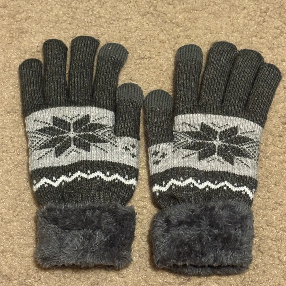 NWOT grey and white gloves with textable fingers and fuzzy wristband